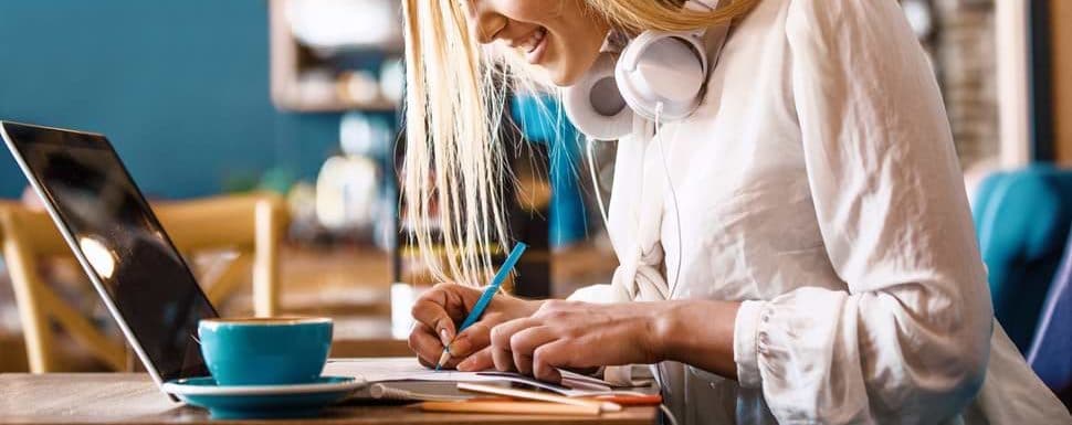 kvinna som ska ta ett företagslån med betalningsanmärkning