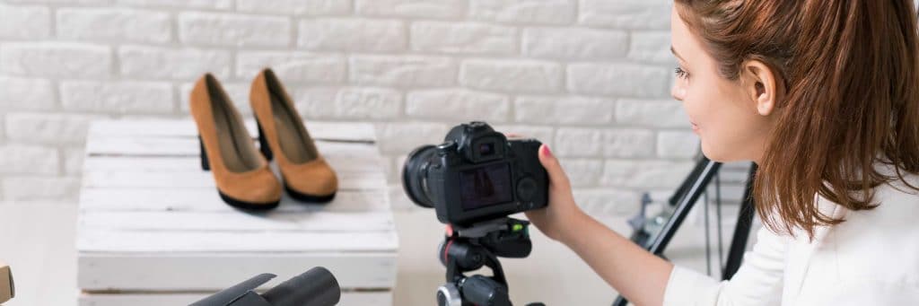 Kvinna fotograferar produkt till eget företag