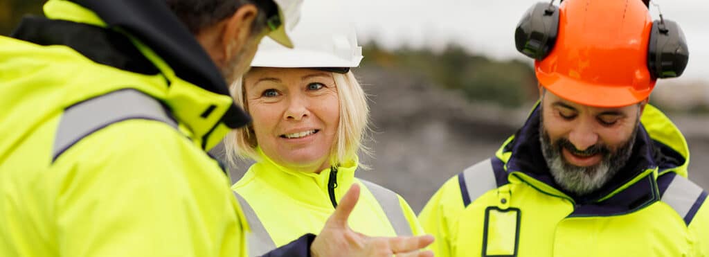 Byggarbetare i diskussion på jobbet